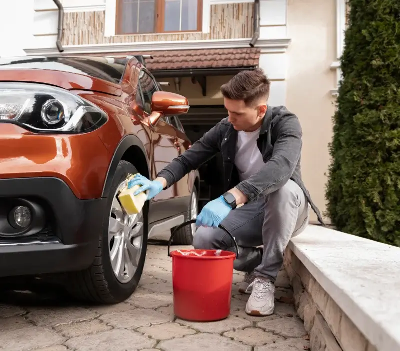 Lavage auto à domicile Neuvy-le-Roi : professionnel intervenant sur un véhicule